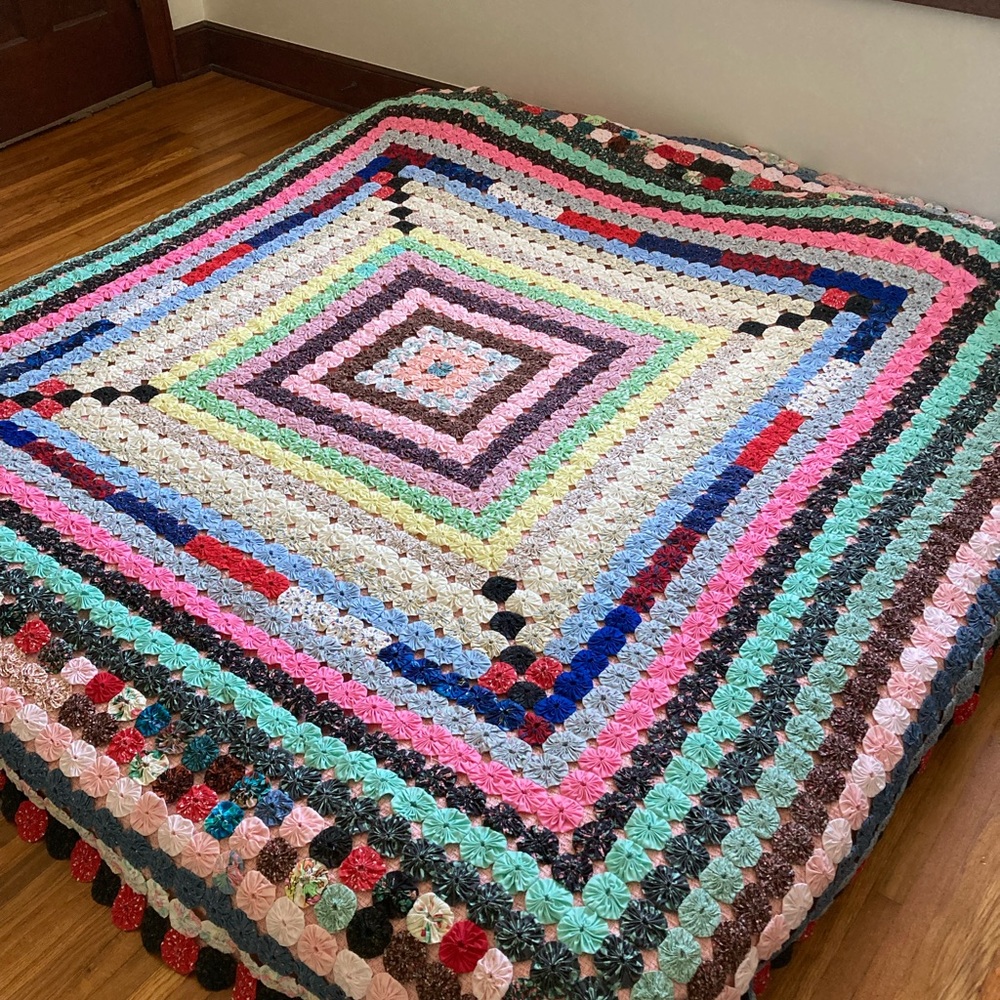 vintage hand stitched Yo-Yo quilt
